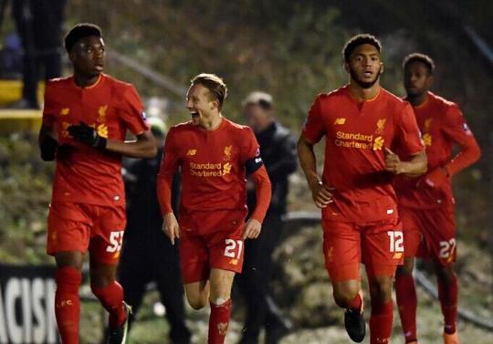 完成英格兰成年代表队首秀，夸安萨获赠纪念帽