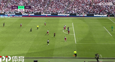 执法有温度，马宁在点球大战结束后，安慰南通队失点队员